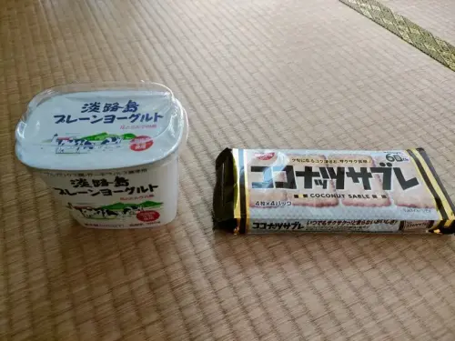 畳の上に並べて置かれた、淡路島プレーンヨーグルトとココナッツサブレのパッケージの写真