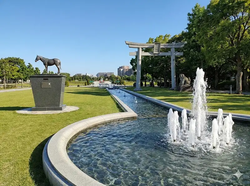 噴水、鳥居、馬の像がある広大な公園の風景のAI生成画像