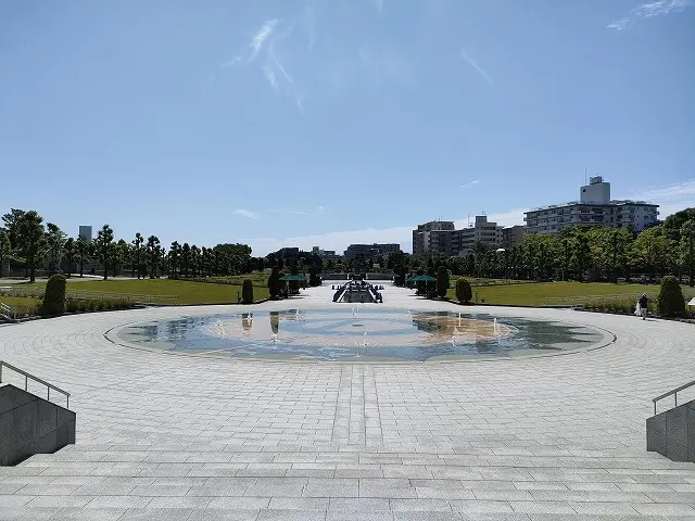 阪神競馬場のセントウルガーデン（噴水広場）の画像。晴天で噴水は出ていない。